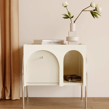 Прикроватный столик в кремовом стиле из массива дерева, простой и современный для хранения в небольшой домашней спальне