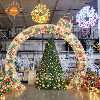 освещенная стоячая прогулка через рождественскую арку, большое наружное рождественское украшение