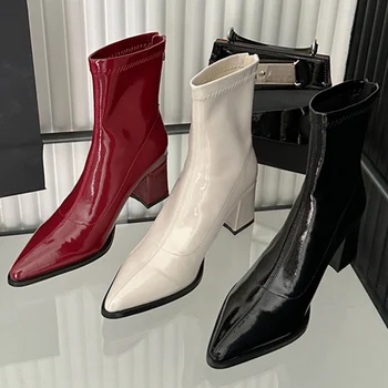 Зимние пикантные женские ботильоны из лакированной кожи 2023 года, бежевые полусапожки на высоком каблуке 8 см, женские массивные ботинки с острым носком, обувь для выпускного вечера